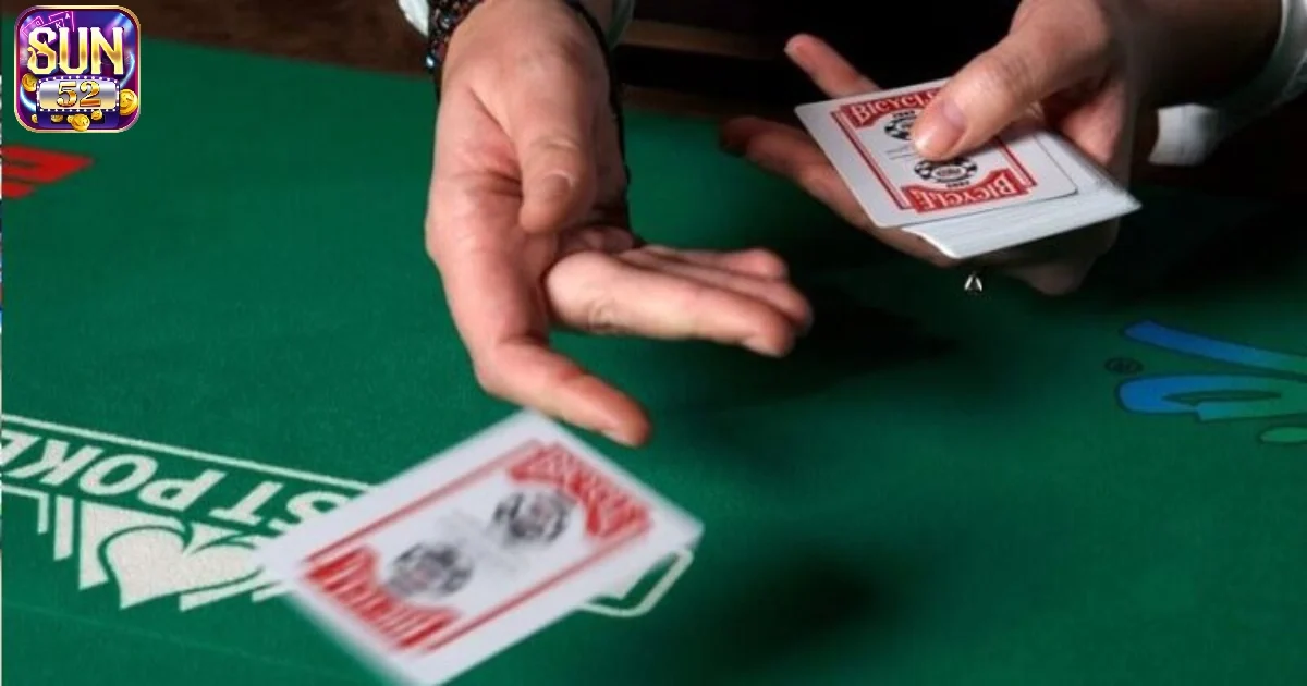 Cách chia bài Poker cơ bản & Các bước chia bài cho người mới 5 Cách chia bài poker: Quy tắc và hướng dẫn chi tiết