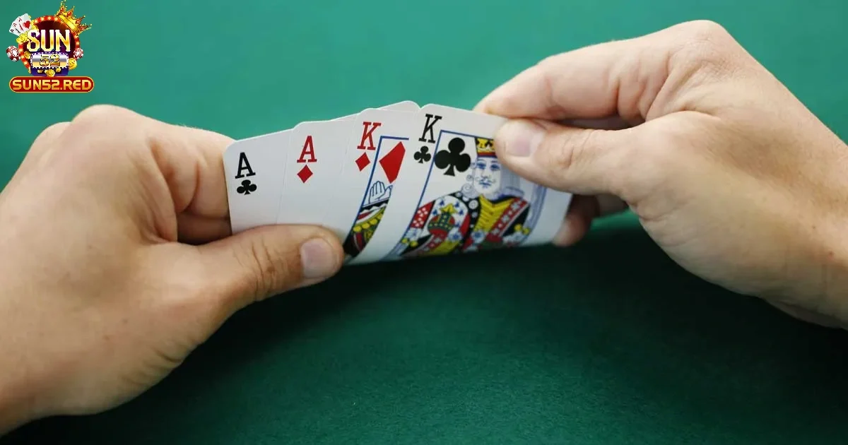 Cách Đọc Bài Poker Của Đối Thủ: Bí Quyết Dễ Thắng Tại Sun52 2 Cách Đọc Bài Poker Của Đối Thủ – Dựa Trên Biểu Cảm và Hành Động